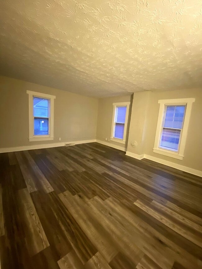 Building Photo - Cat Friendly 1 Bedroom Apartment!