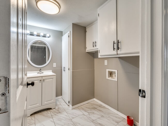 Foto del edificio - 453 S 50th West Ave