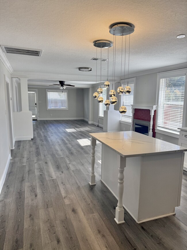 Foto del edificio - 5904 N Eustace Ave