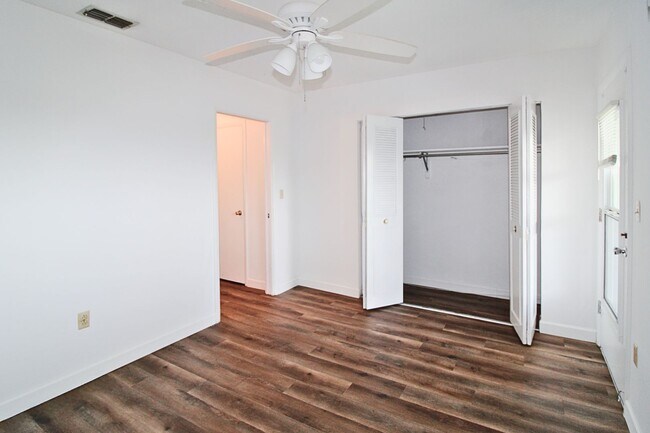 Foto del edificio - Charming Lakeside Retreat at Seminole Gard...