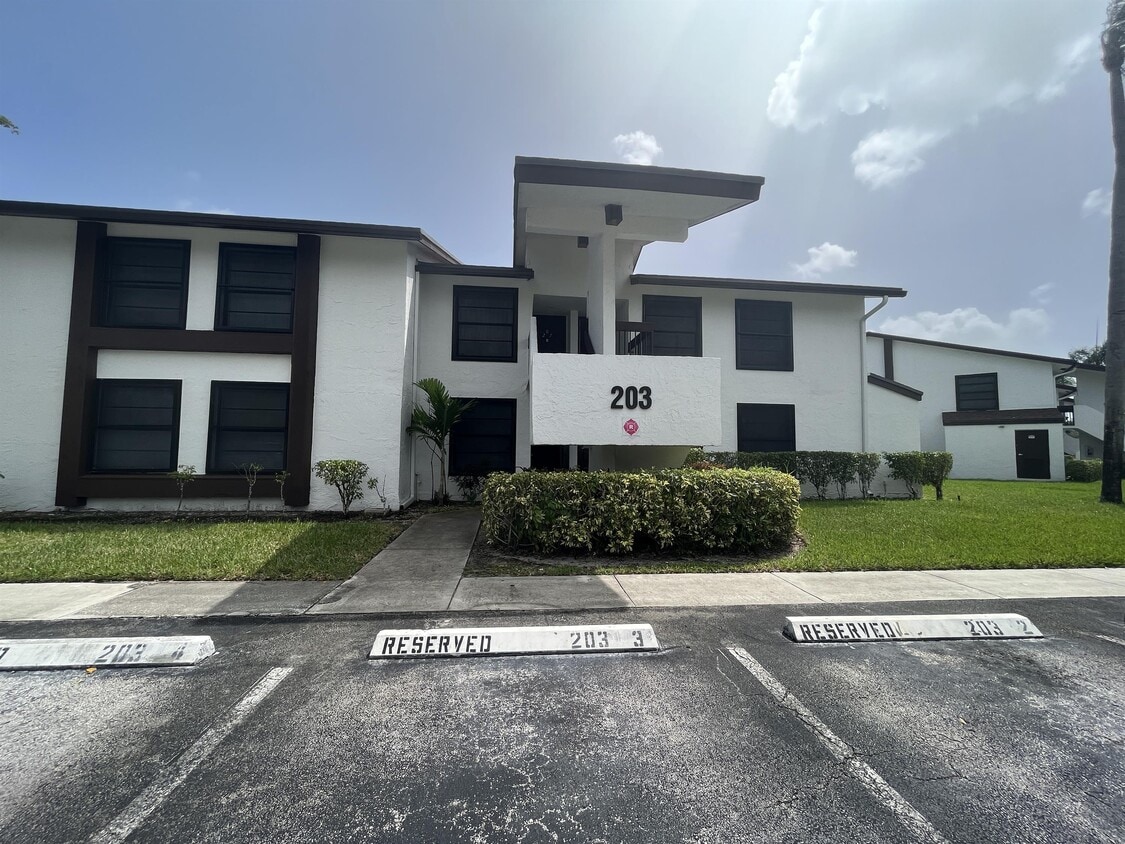 203 Lake Pointe Dr, Oakland Park, FL 33309 Townhome Rentals in Oakland Park FL