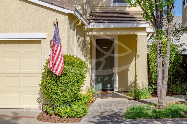 Building Photo - 2 Bedroom 2.5 Bath Single-Family patio hom...