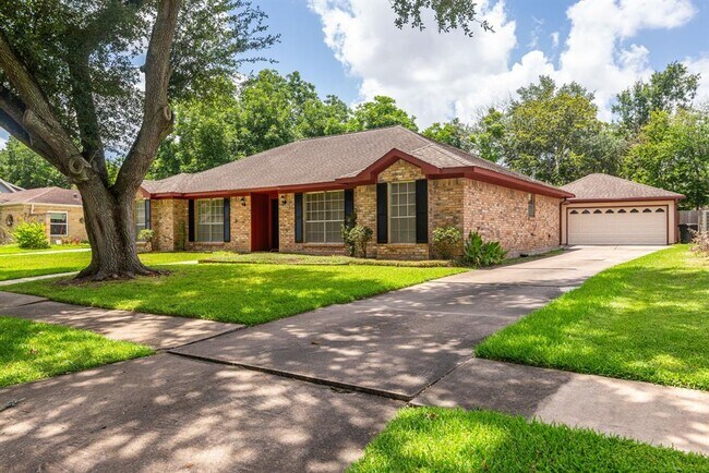 Building Photo - 15510 Baybrook Dr