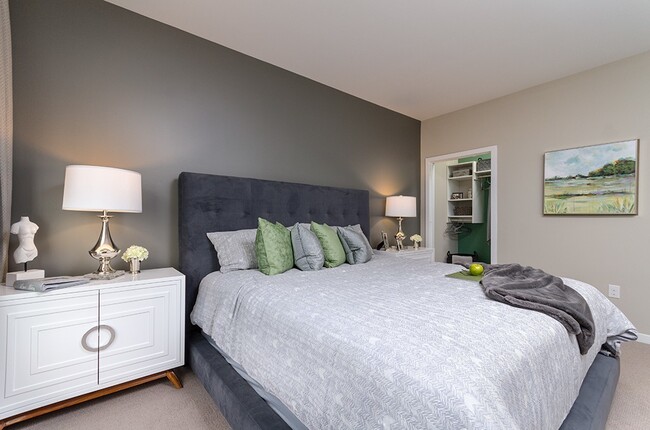 Building Photo - One Bedroom Luxury Apartment (Walk Up Buil...