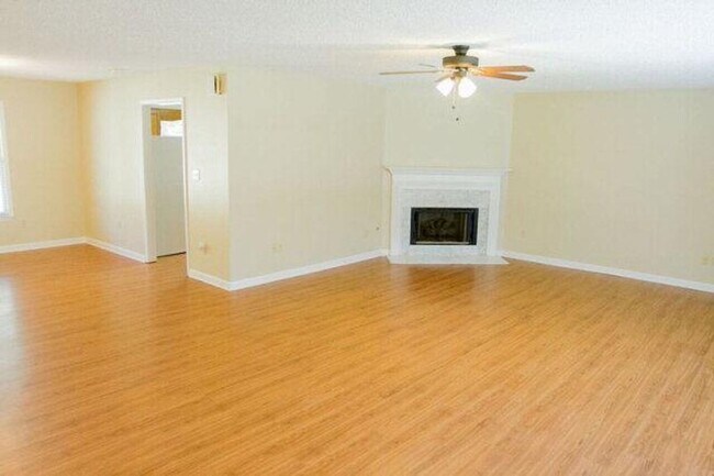 Foto del edificio - Spacious One Level Home on E. University