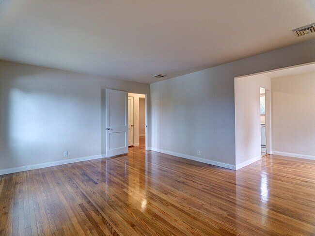 Building Photo - 8716 Bleriot Ave