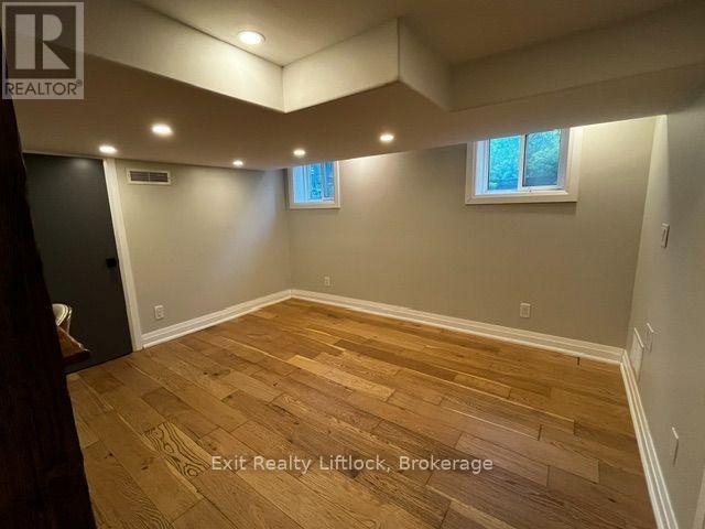 Building Photo - 450 Weller St