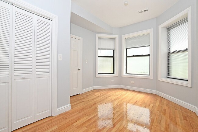 Foto del edificio - Large 2bed/1bath in Hot Bronzeville. ONE M...