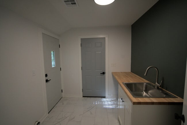 Building Photo - 2039 Rhode Island St