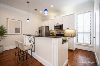 Building Photo - 3119 Fairdale Oaks E