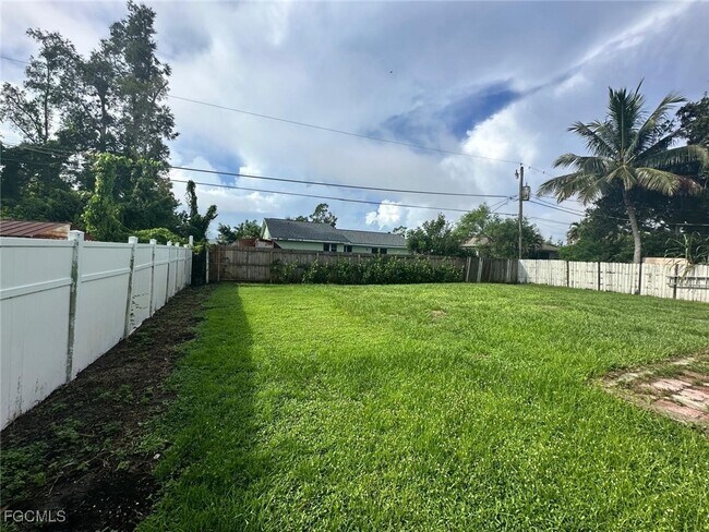 Building Photo - 9044 Pineapple Rd
