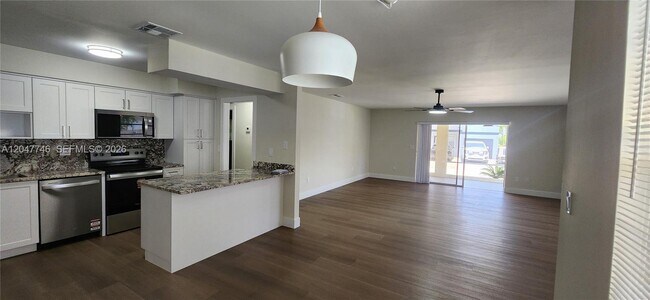 Building Photo - 114 S Lakeside Dr