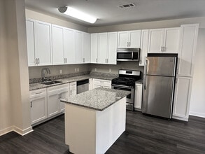 Building Photo - One Glover