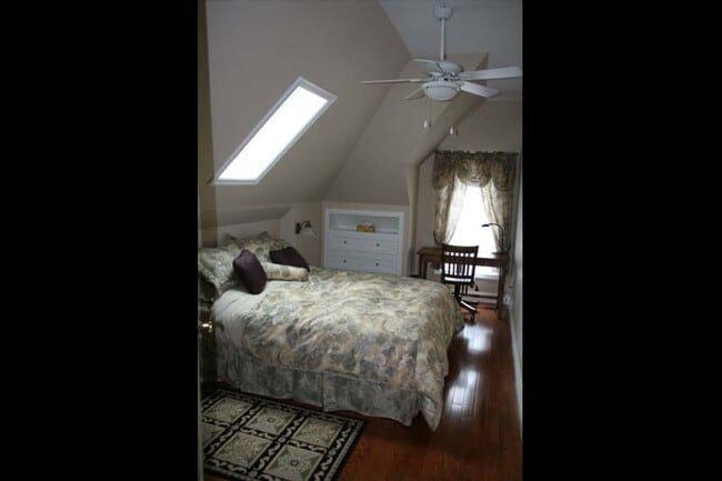 Building Photo - CHARACTER TWO BEDROOM LOFT APARTMENT IN WOODFIELD
