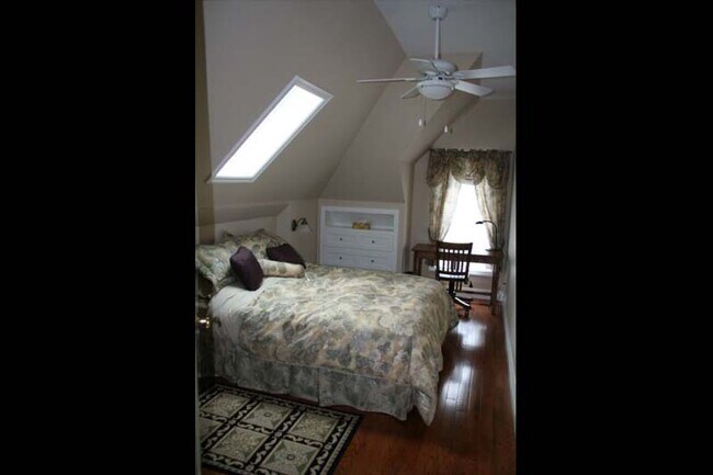 Photo du bâtiment - CHARACTER TWO BEDROOM LOFT APARTMENT IN WOODFIELD