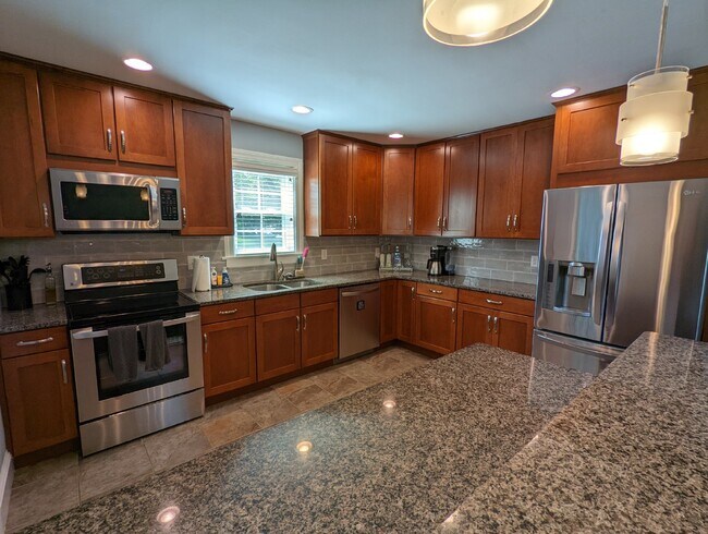 Building Photo - Beautiful and spacious 4 bedroom 2 bath ho...
