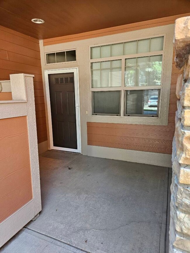 Building Photo - Beautiful 2 Bedroom Condo Avail 9/2