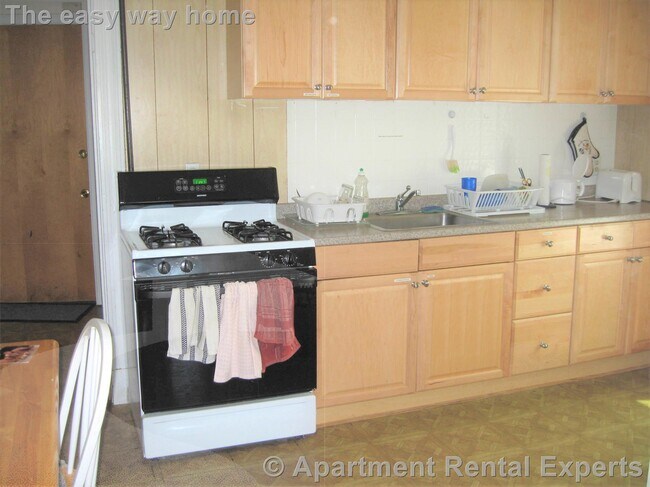 Building Photo - Davis / Teele Sq 3 Bedroom