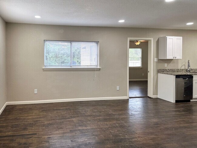 Building Photo - 4 Bedroom / 2 Bath / 1 Car Garage