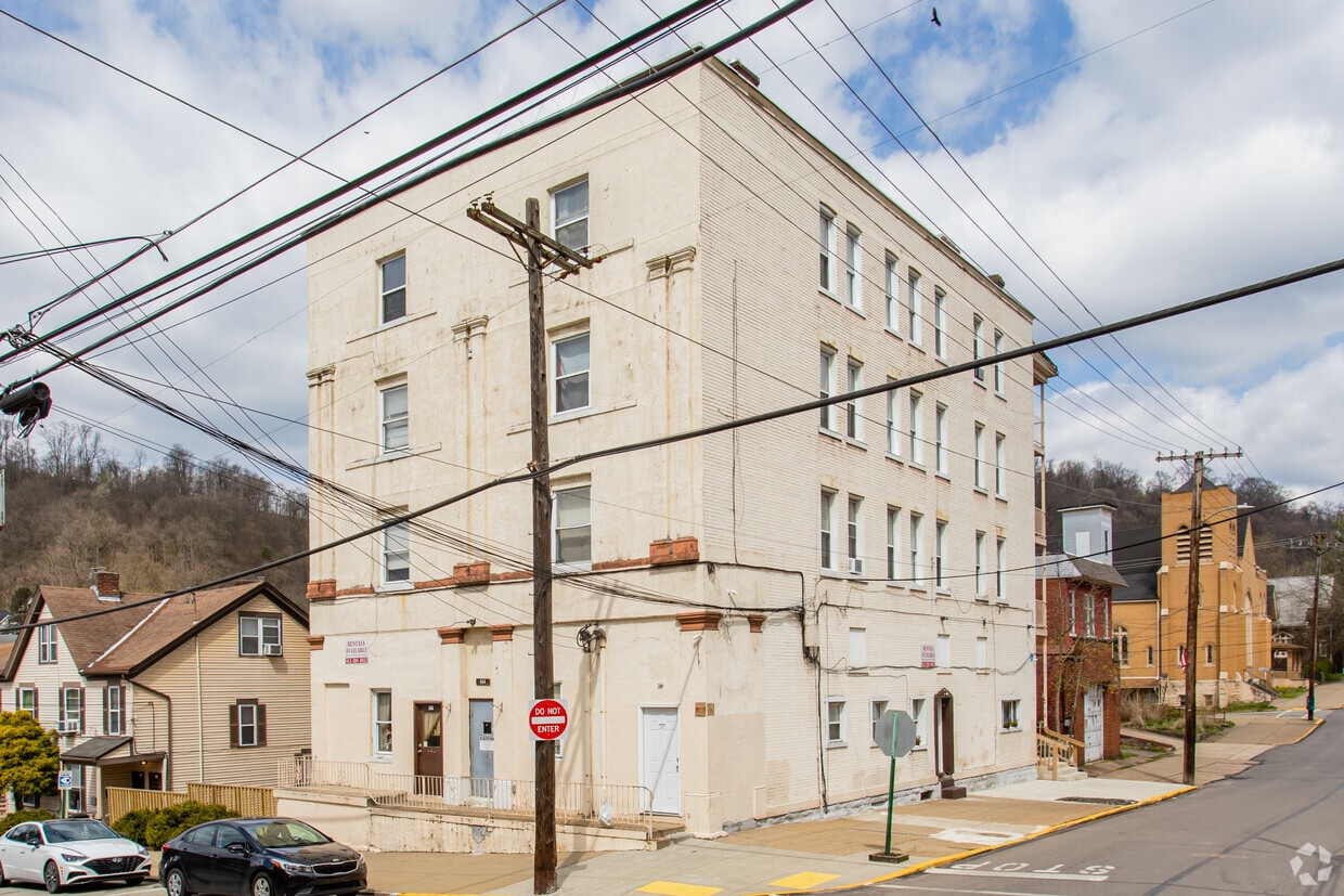 484 3rd St, Pitcairn, PA 15140 Apartments in Pitcairn, PA