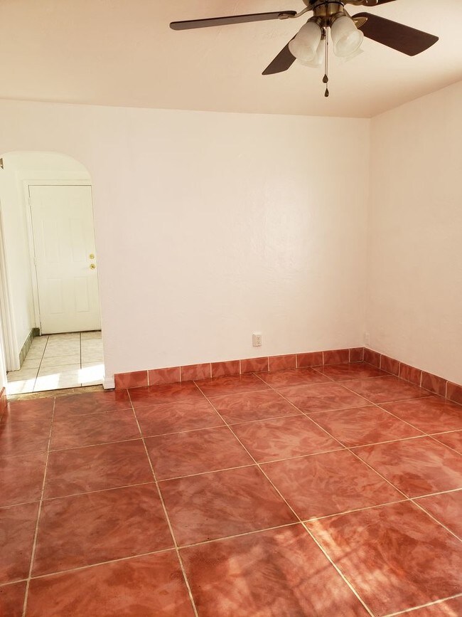 Building Photo - 2 BEDROOM BEACHSIDE APT 825