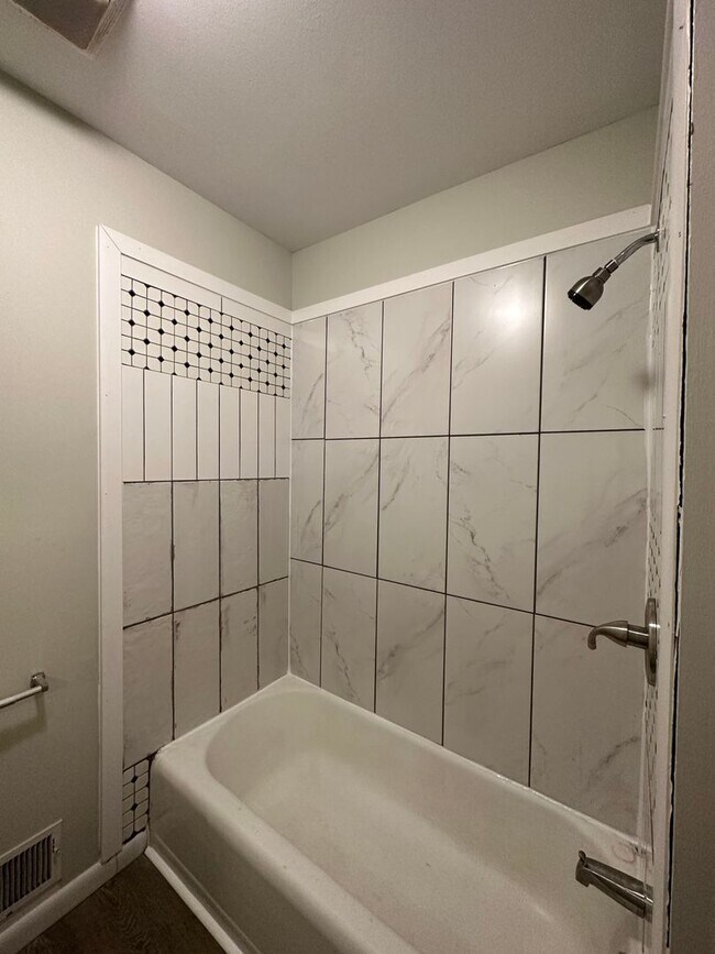 Building Photo - 4 Salisbury St