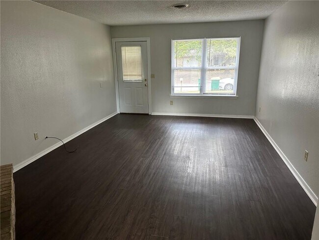 Foto del edificio - 2203 Pin Oak Dr