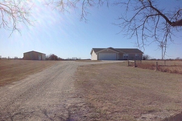 Building Photo - Beautiful 5 bedroom, 3 bathroom Country Home with Barn!