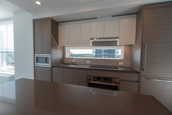 Photo du bâtiment - Mountain view 2x2 at King George Hub Surrey
