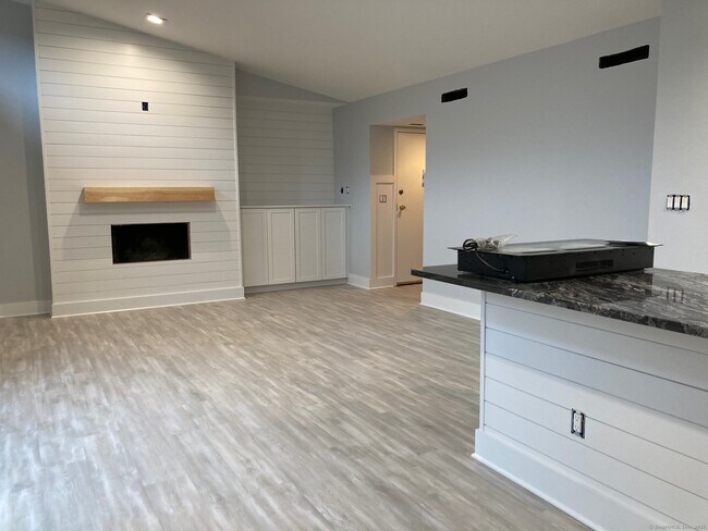 Foto del edificio - 229 Bacon Pond Rd