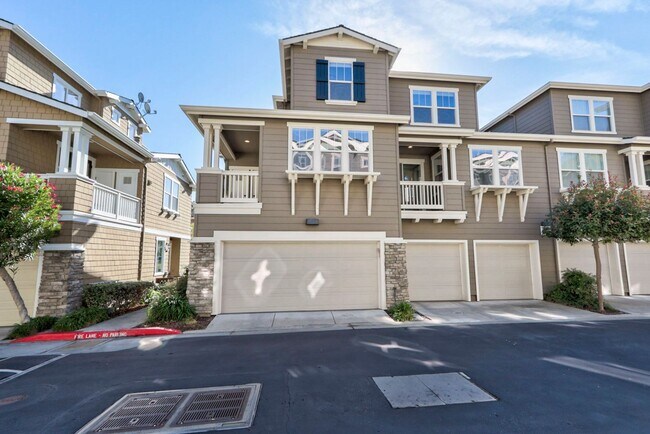 Building Photo - 2 Bed / 2.5 Bath beautiful end unit townho...