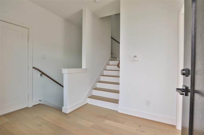 Building Photo - 1016 W 15th 1/2 St