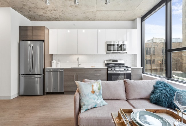 Building Photo - 4555 N Sheridan Rd