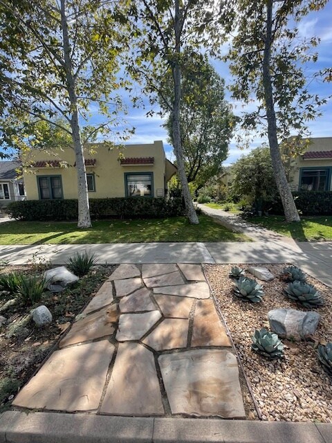 Frente - Whitefield Bungalow