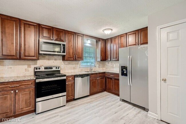 Building Photo - 3 br, 2.5 bath House - 2915 Landmark Drive...