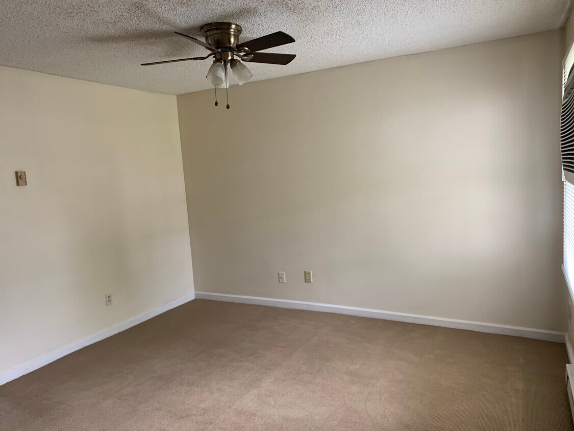 Living room - 400 N Boundary Es St