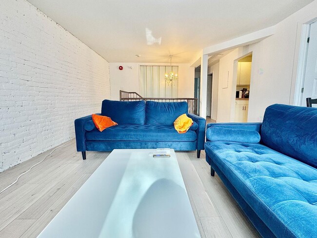 Building Photo - 1711 R. Saint-Denis