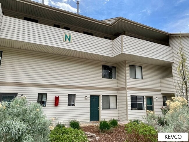 Building Photo - Spacious Townhouse with Plenty of Amenities!