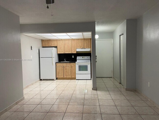 Foto del edificio - 4301 NW S Tamiami Canal Dr