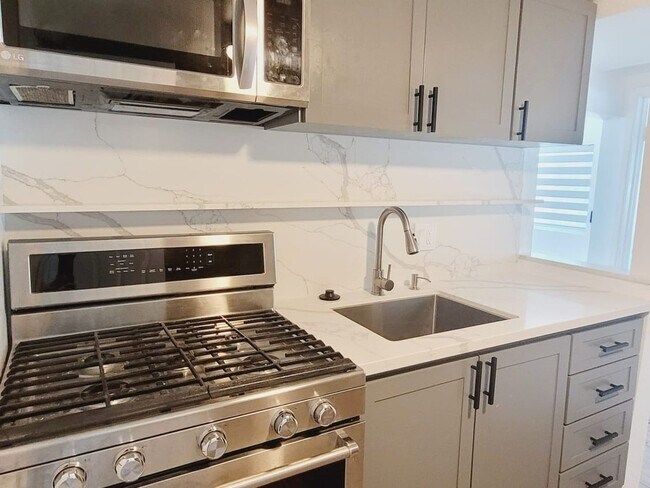 Foto del edificio - 2 Bedroom Apartment  in San Diego