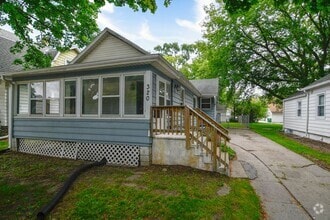 Building Photo - 320 N Ashland Ave