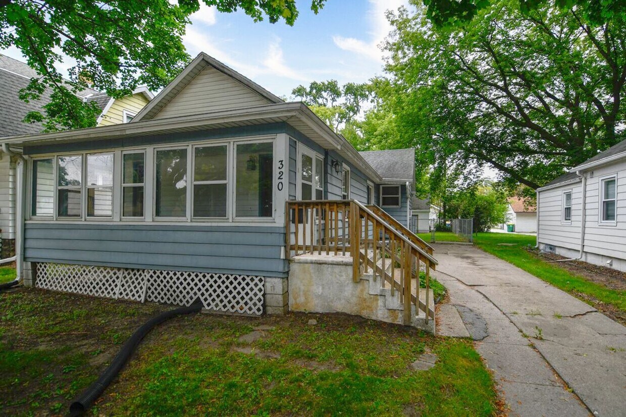 Foto principal - 4 Bed 1 Bath Single Family Home