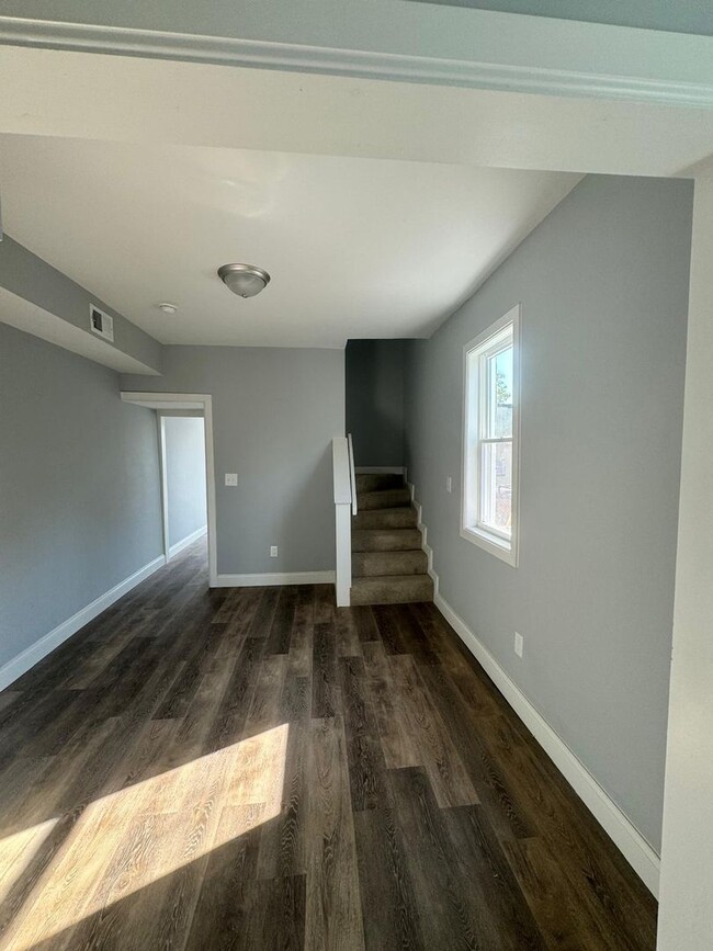 Building Photo - Beautiful Three Bed One Bath Completely Re...