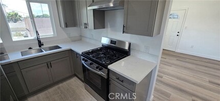 Building Photo - 833 E 92nd St