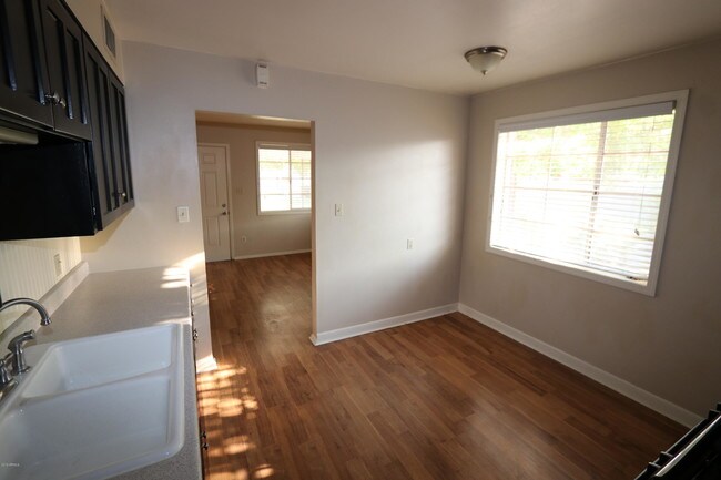 Foto del edificio - 2710 E Glenrosa Ave