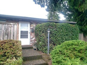 Building Photo - 912-912 SE Tacoma St