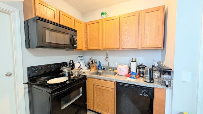 Foto del edificio - Modern Allston 2-bed, 1-bath Minutes from Packard's Corner