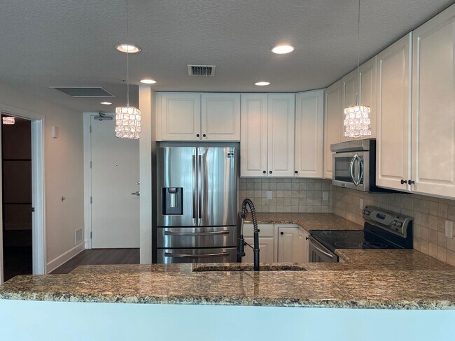 Building Photo - Beautiful Downtown Condo