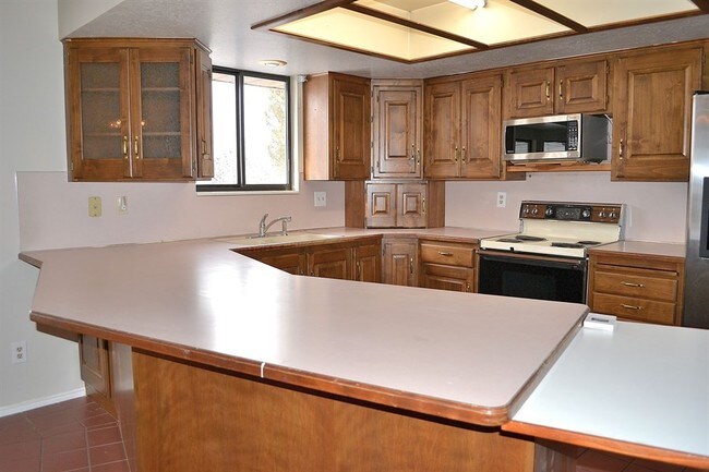 Building Photo - Hooper 3 Bedroom 2 Bathroom Ranch Home!