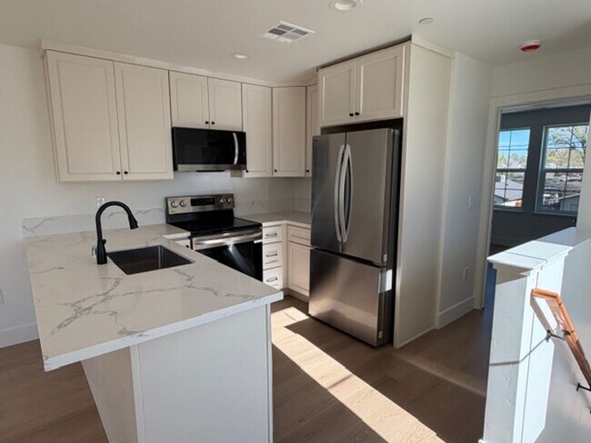 Building Photo - 4740-4760 3rd St, Rocklin, CA 95677